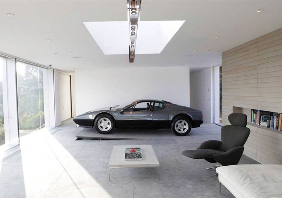 Автомобиль в квартире