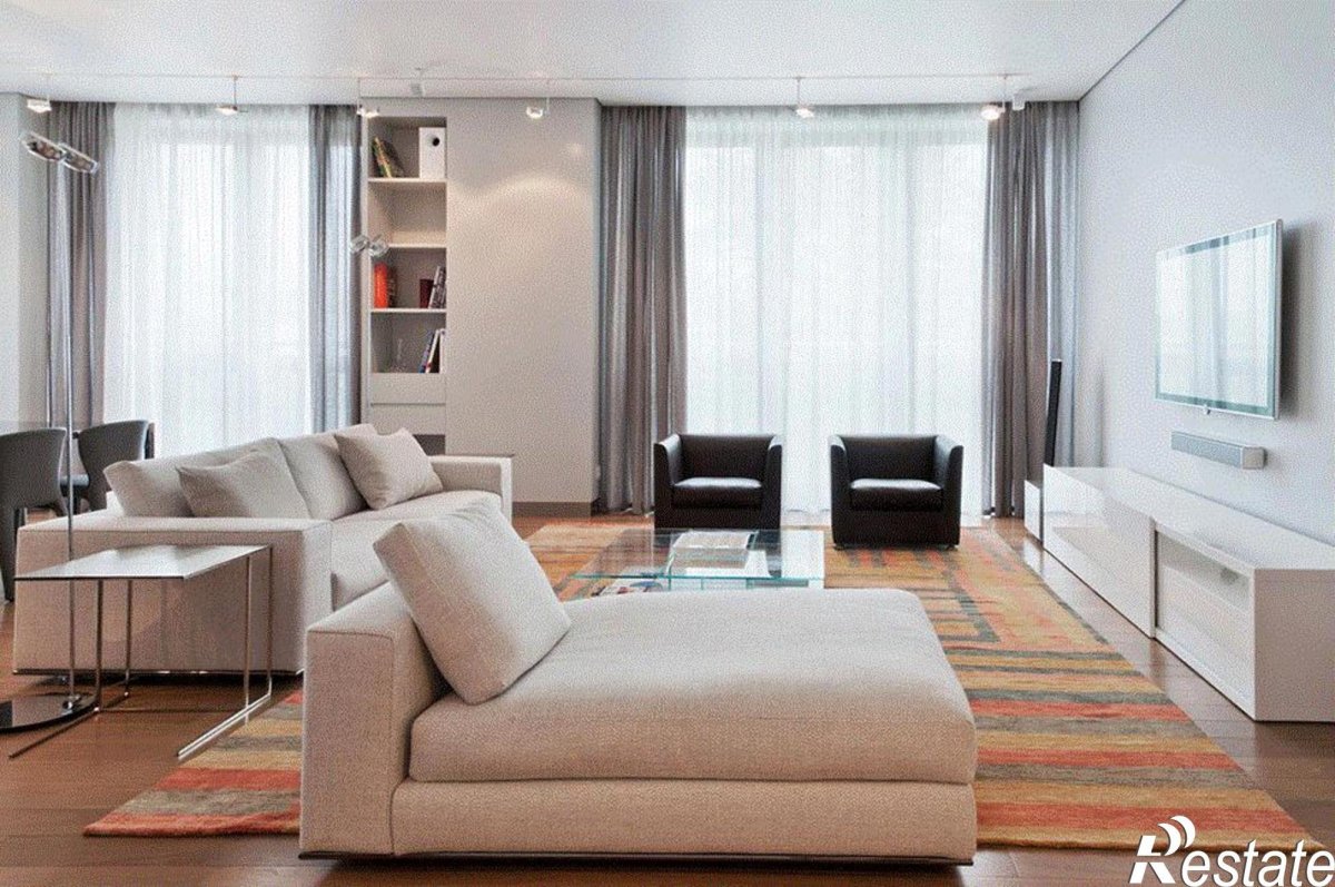 Гостиная с тремя окнами