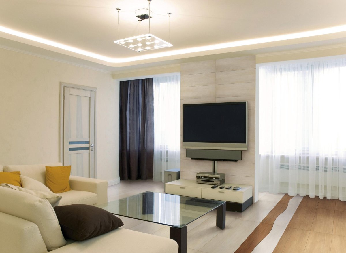 Телевизор на стене между окнами