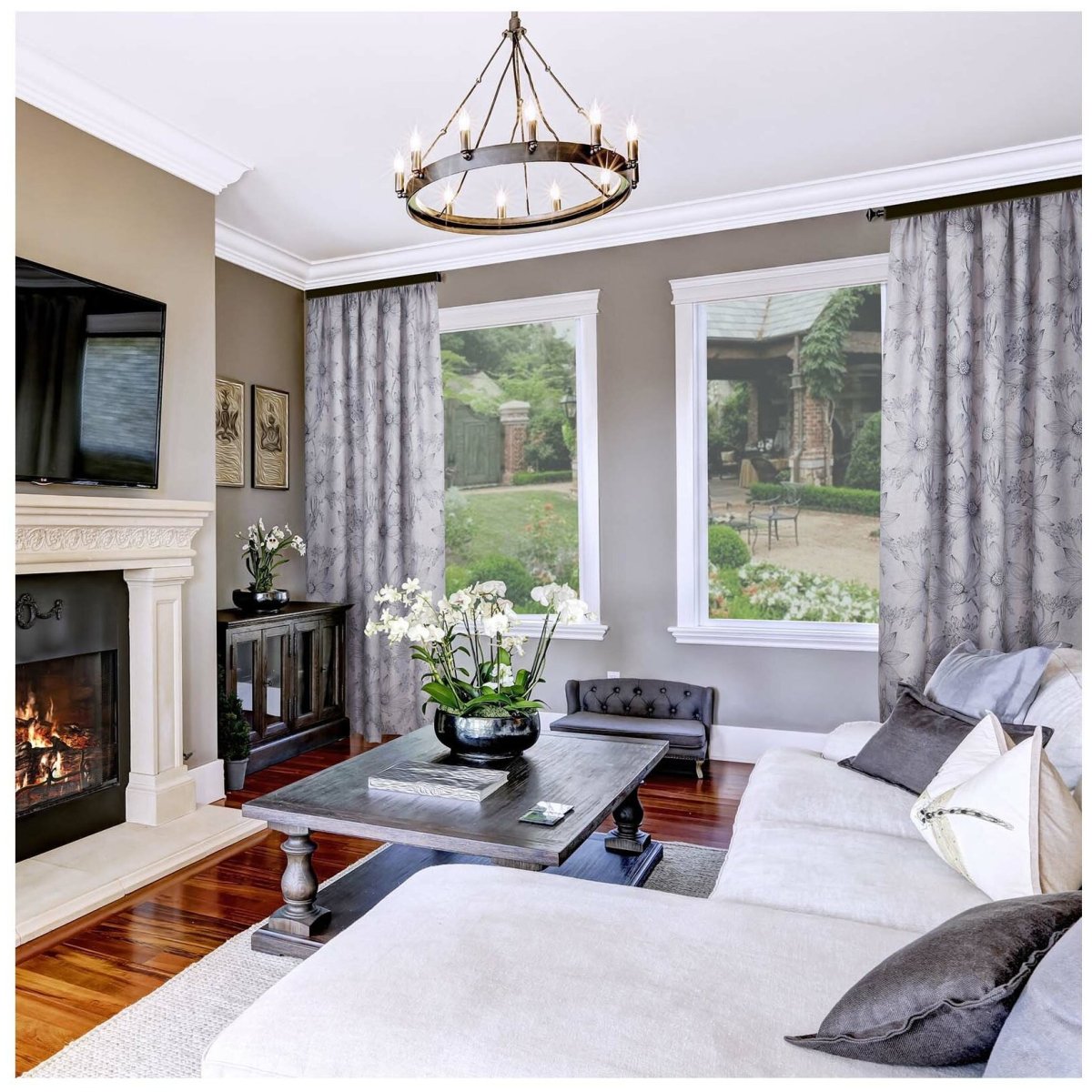 Гостиная с тремя окнами