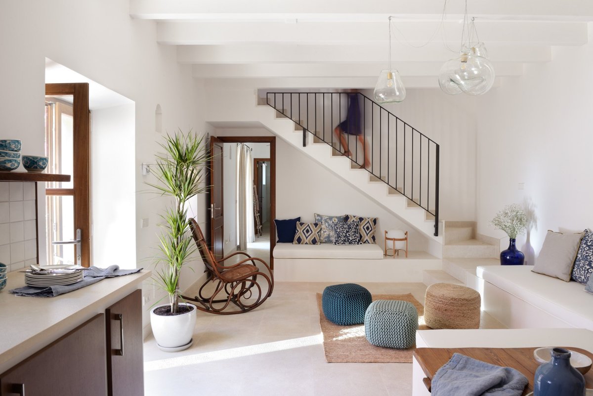 Лестница в интерьере гостиной