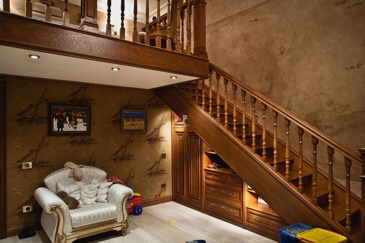 Деревянная лестница в интерьере