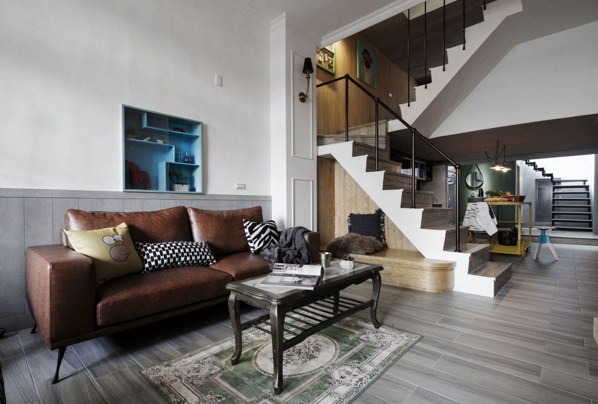 Современная гостиная с лестницей