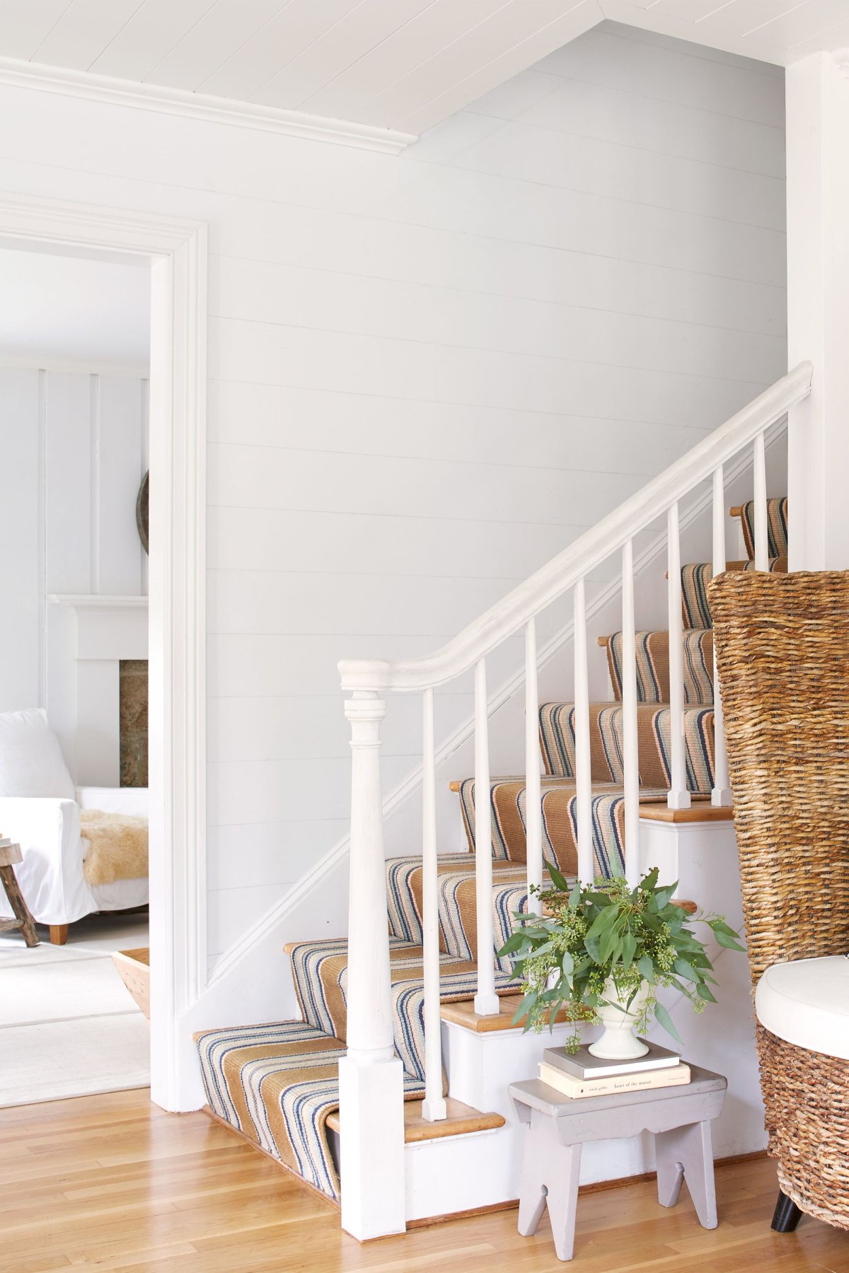 Лестница деревянная декоративная для интерьера