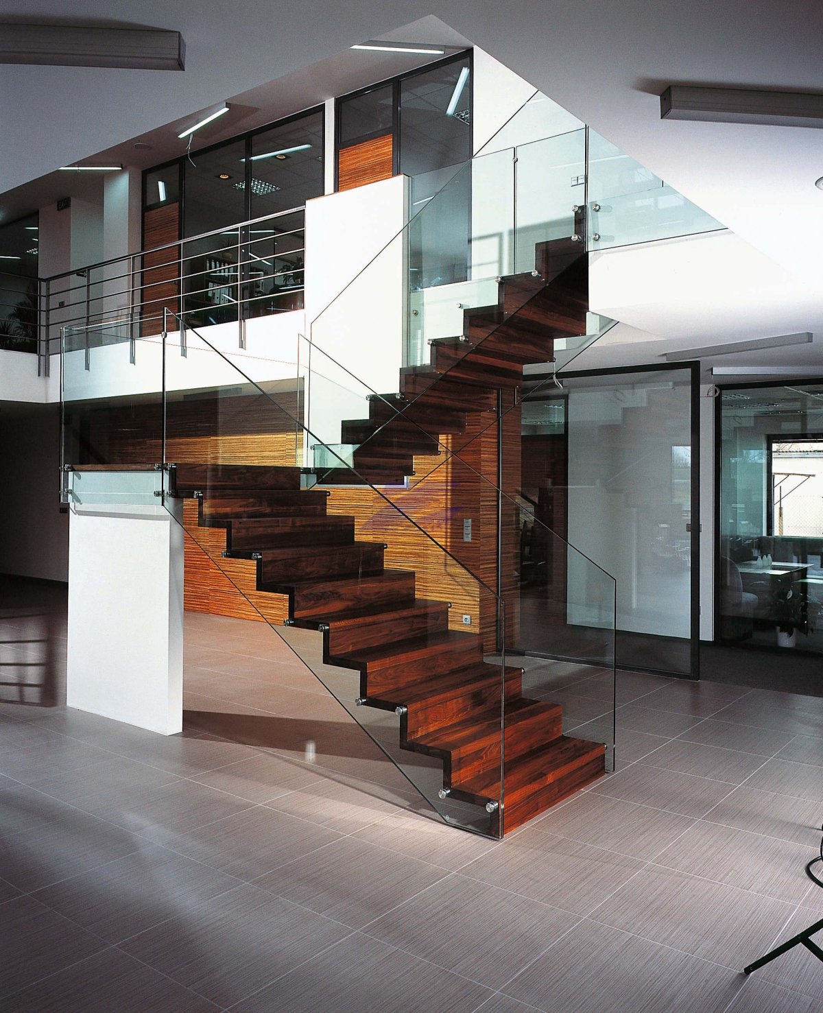 Стеклянные лестницы на второй этаж в частном доме