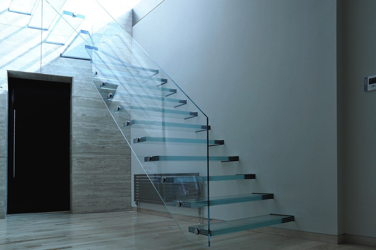 Стеклянное ограждение лестницы