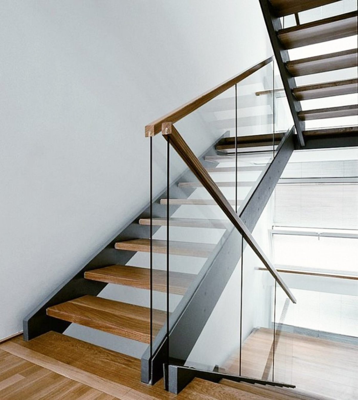 Лестница на монокосоуре со стеклянным ограждением