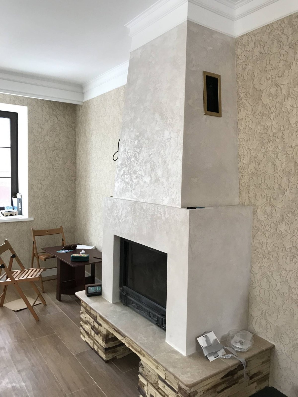 Отделка камина декоративной штукатуркой