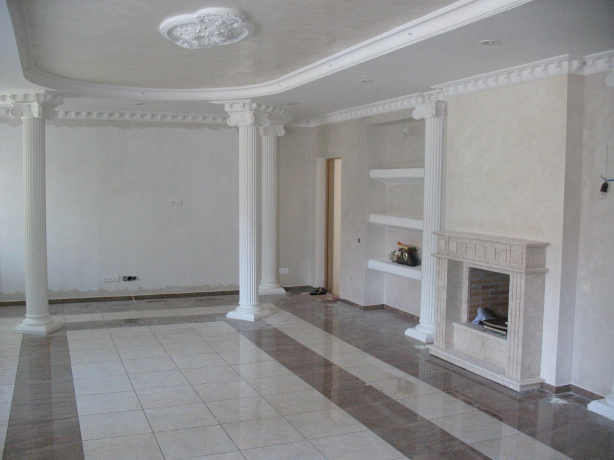 Белая венецианская штукатурка в зале