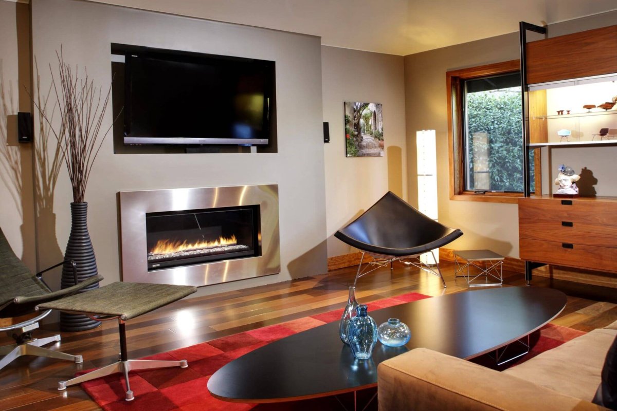 Современный камин в гостиной