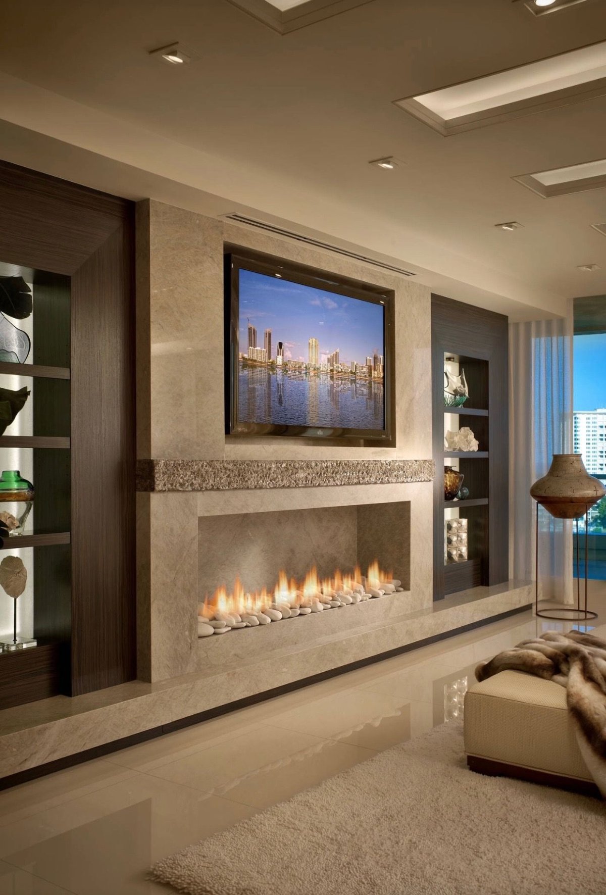 Камин в гостиной в современном стиле