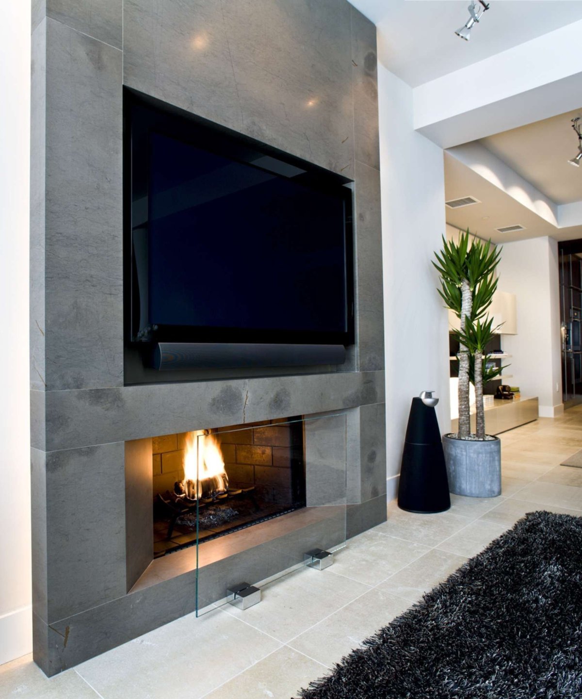 Камины в интерьере гостиной