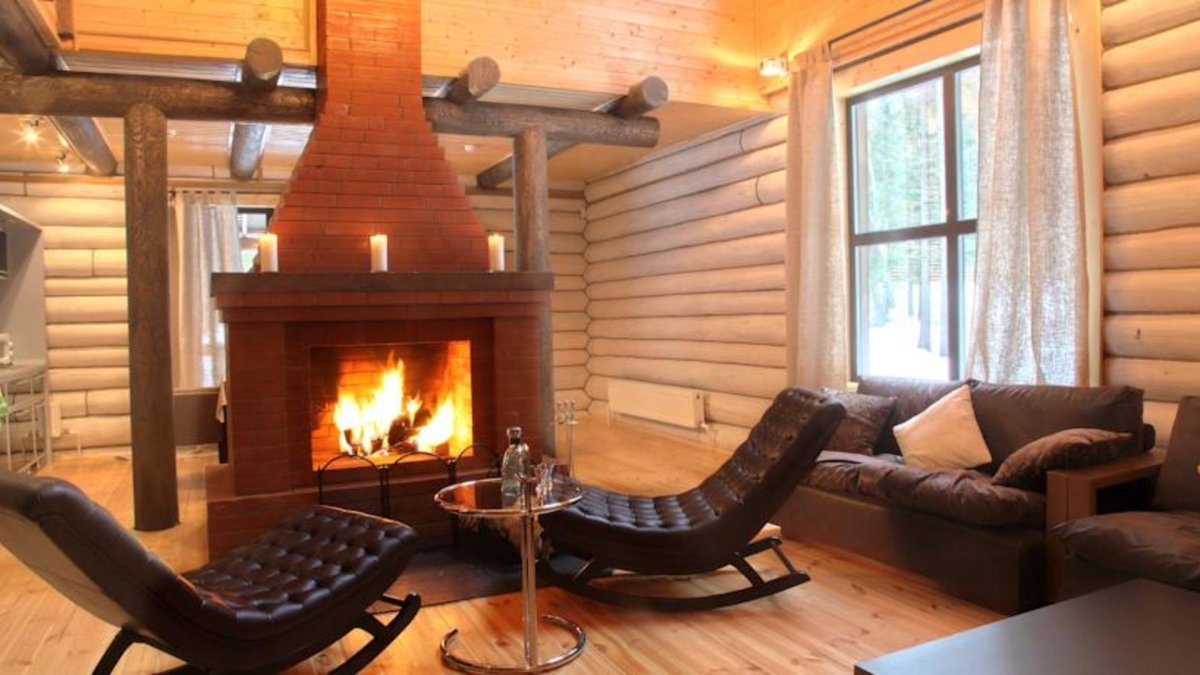 Домик с камином в лесу