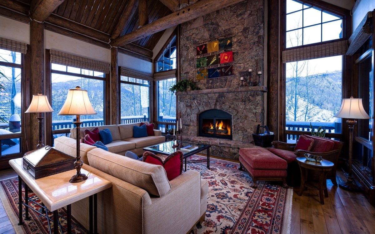 Уютная комната с камином