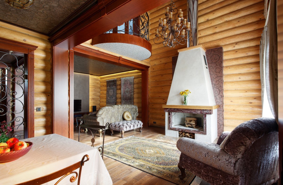 Интерьер деревянный дом оцилиндрованного бревна камин