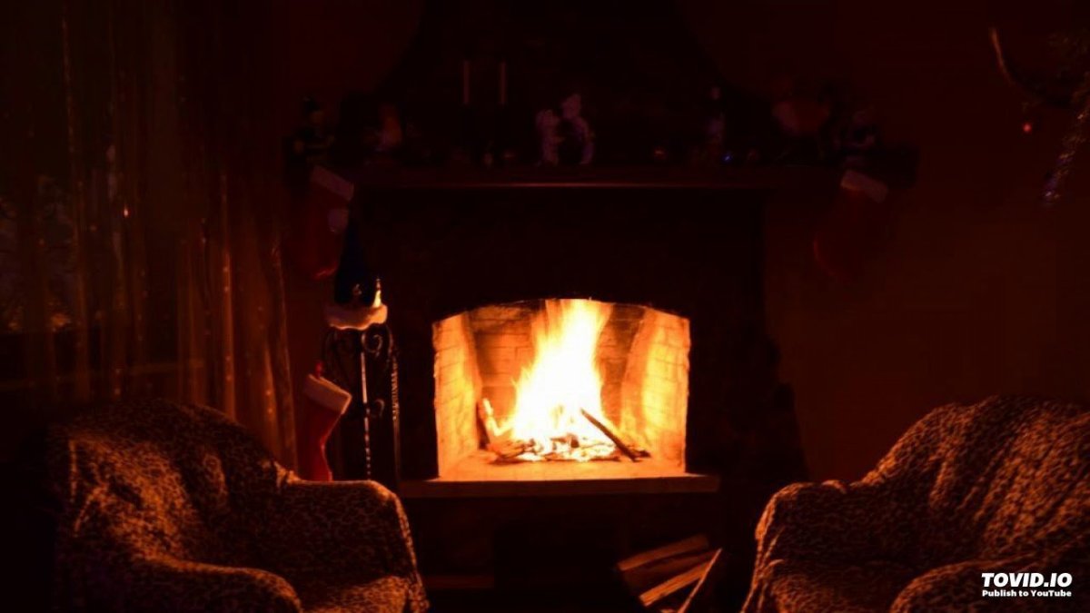Темная комната с камином
