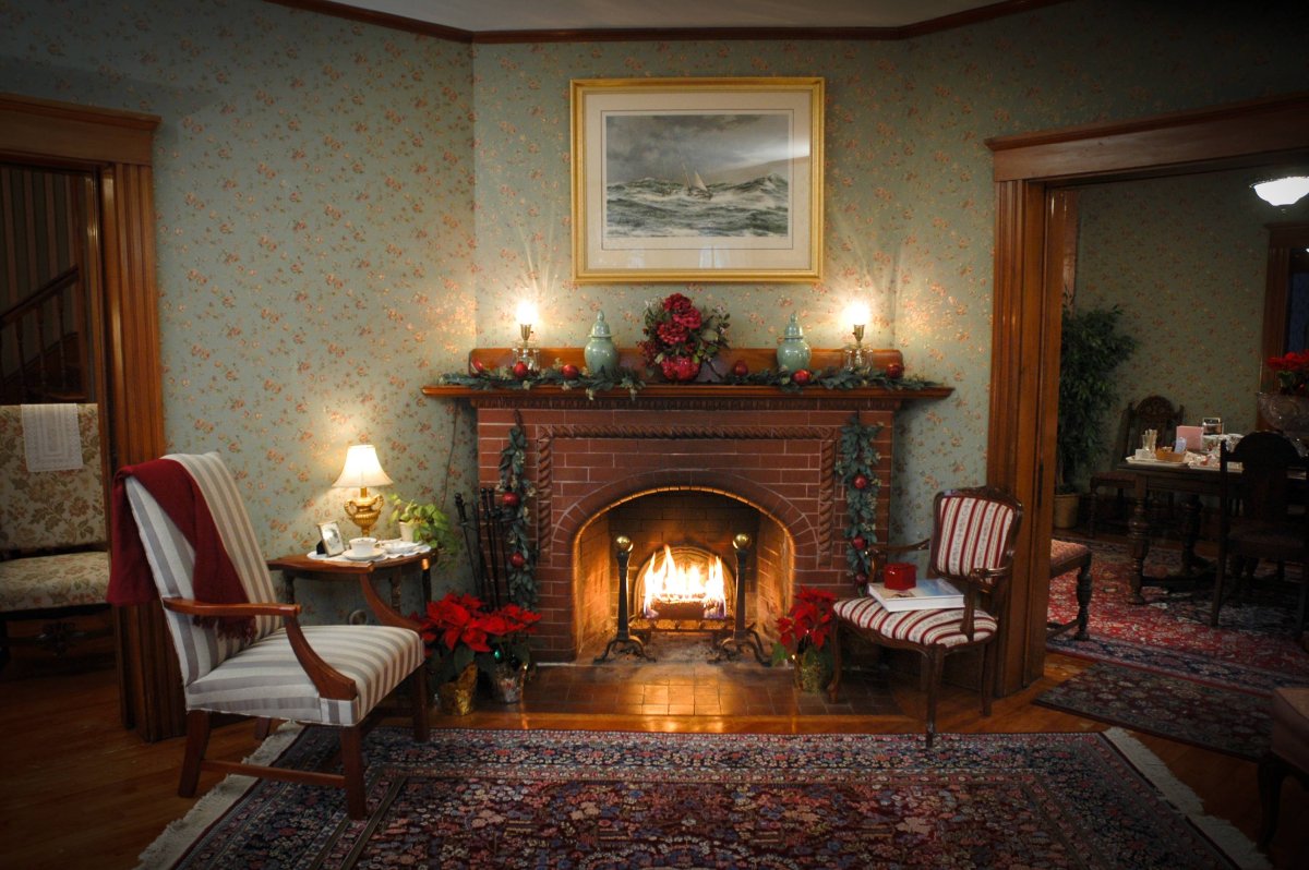 Старинная комната с камином