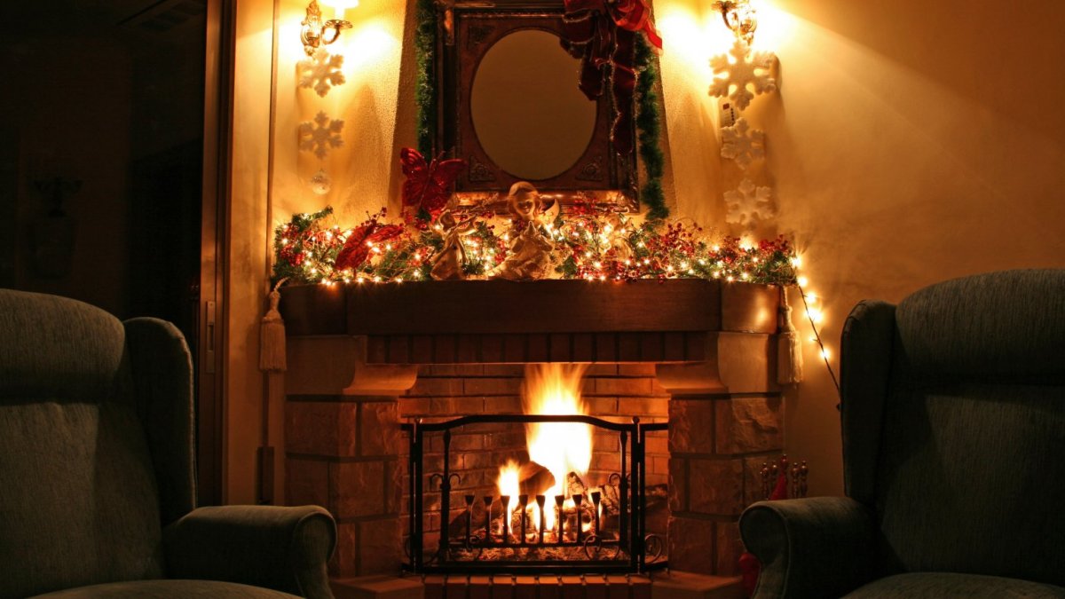 Уютная комната с камином