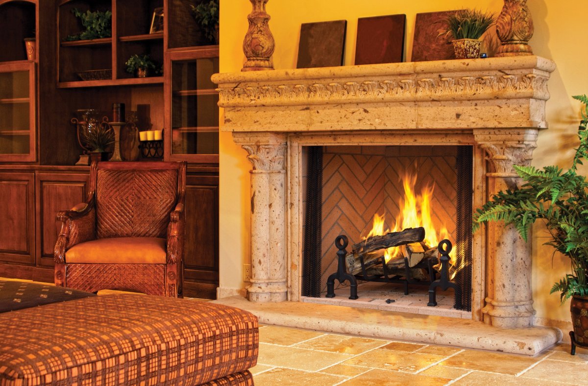 Красивый камин в доме