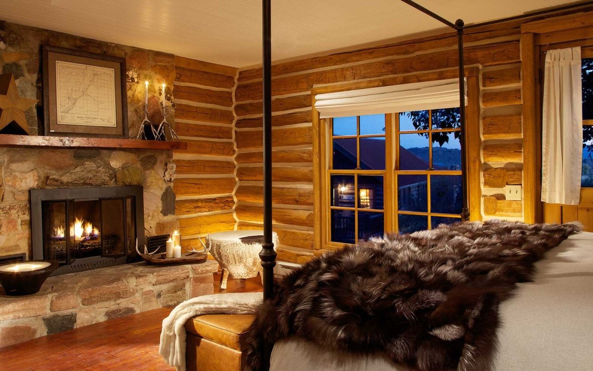 Уютный дом с камином в лесу