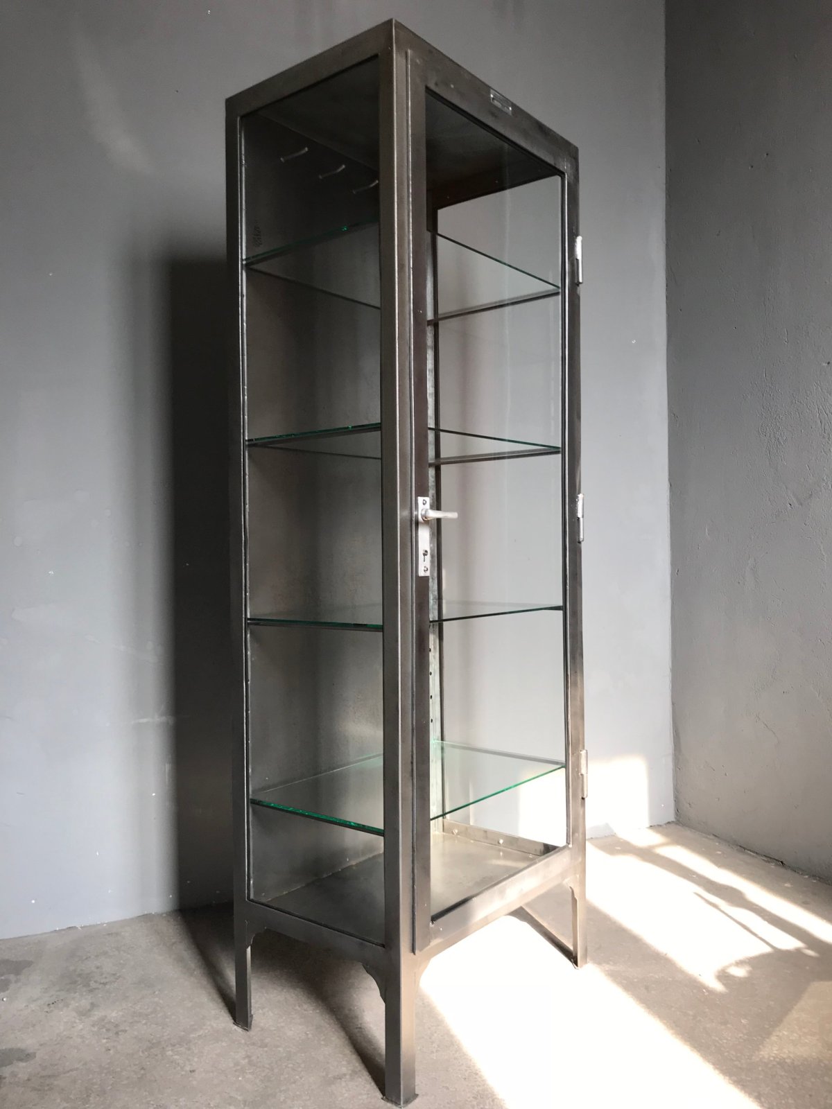 Шкаф металлический со стеклянными дверцами