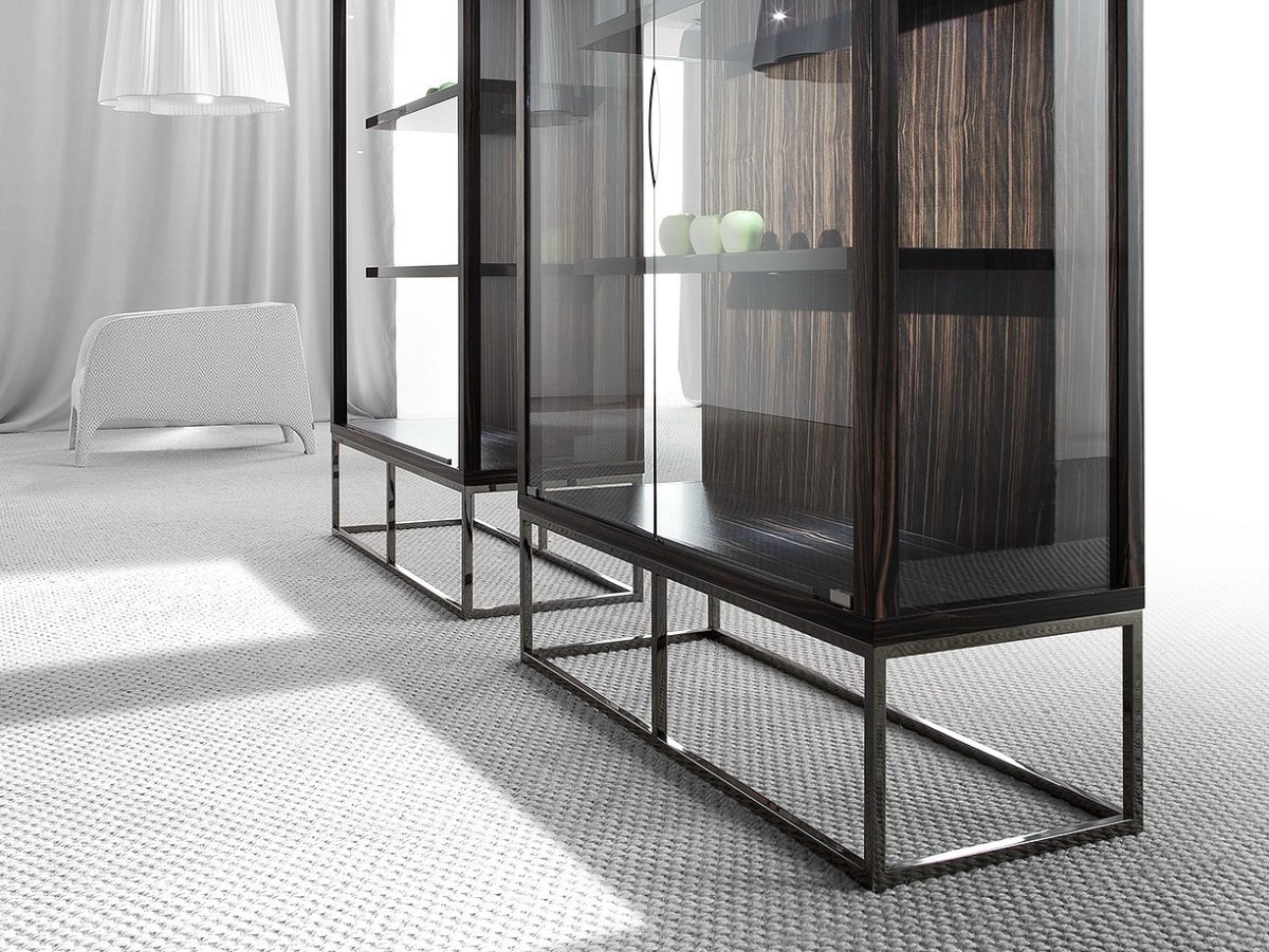 Шкаф из металла и стекла