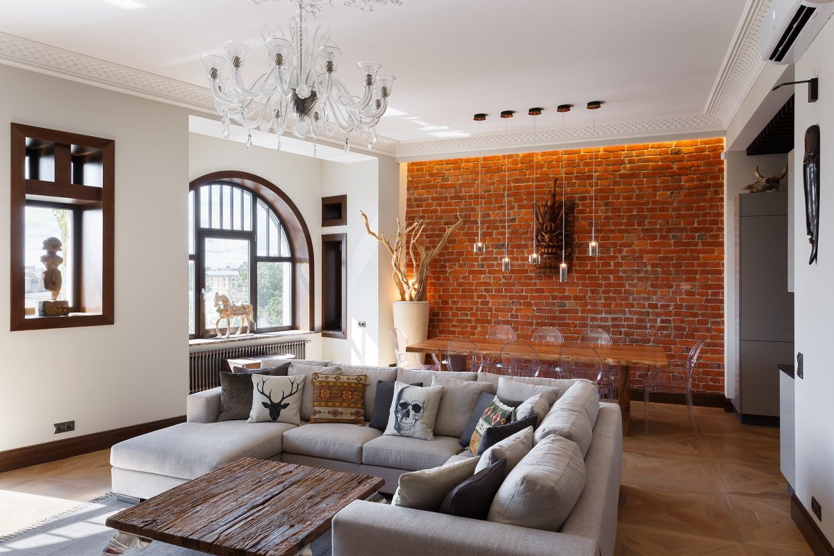 Гостиная с кирпичной стеной