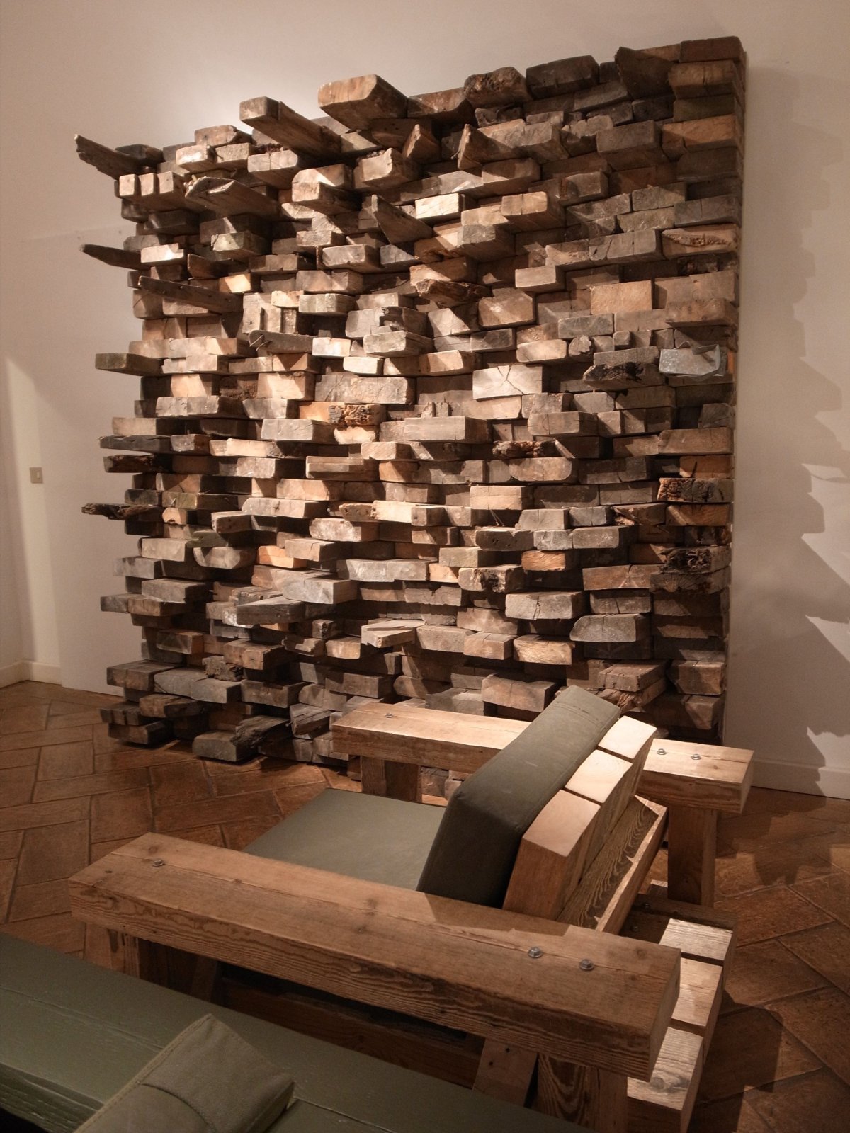 Декорирование стен деревом