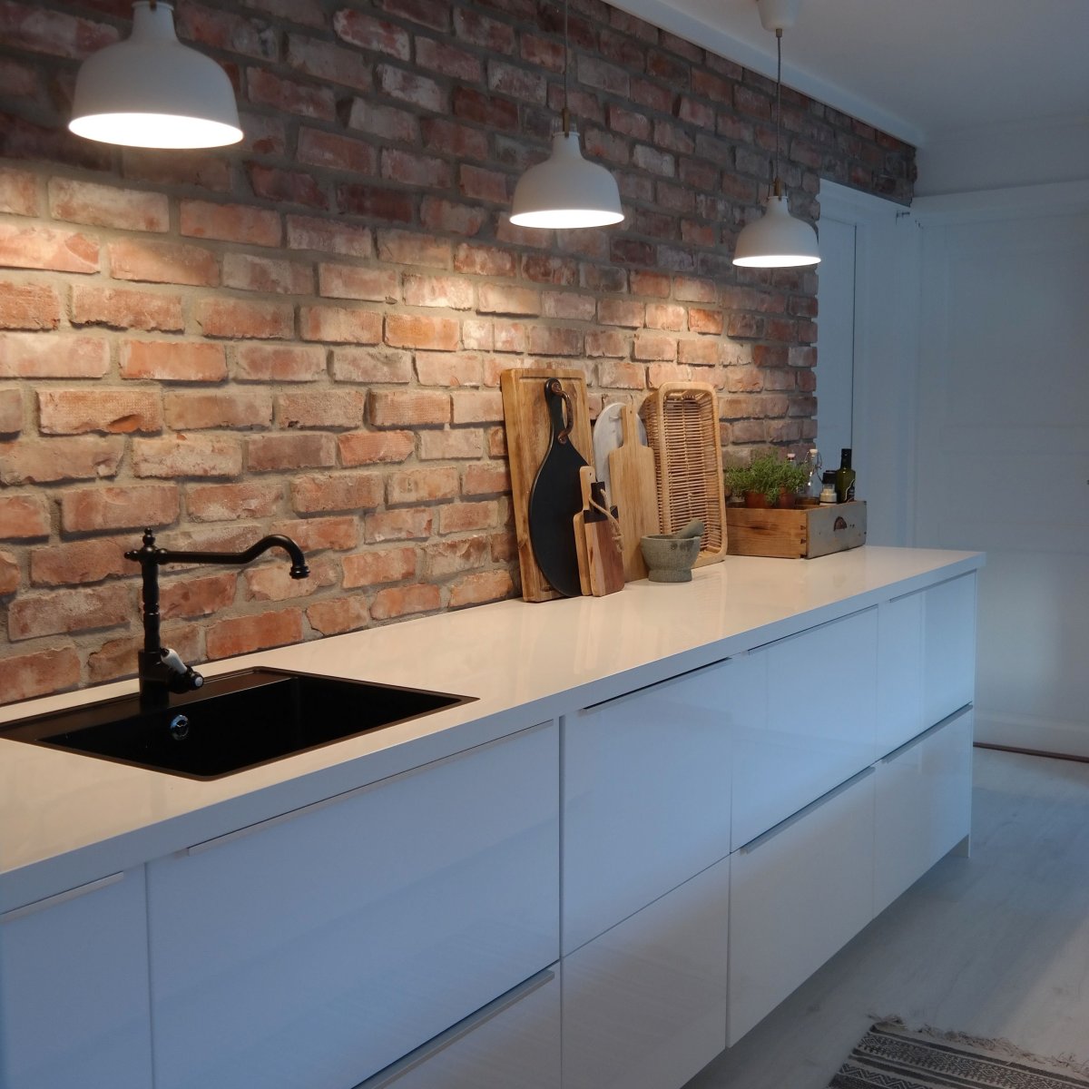 Кухня без навесных шкафов лофт