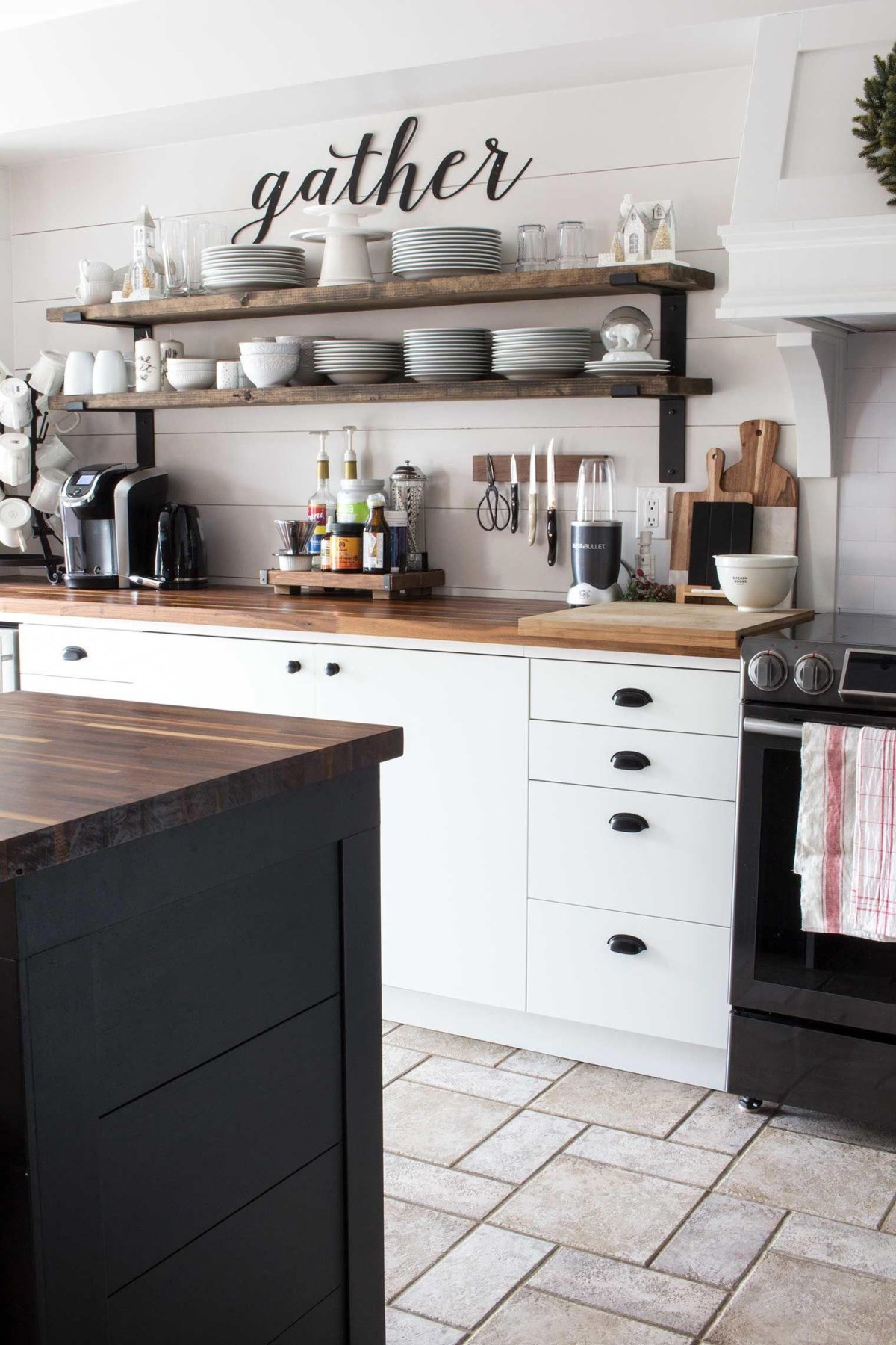 Графитовая кухня с деревянной столешницей