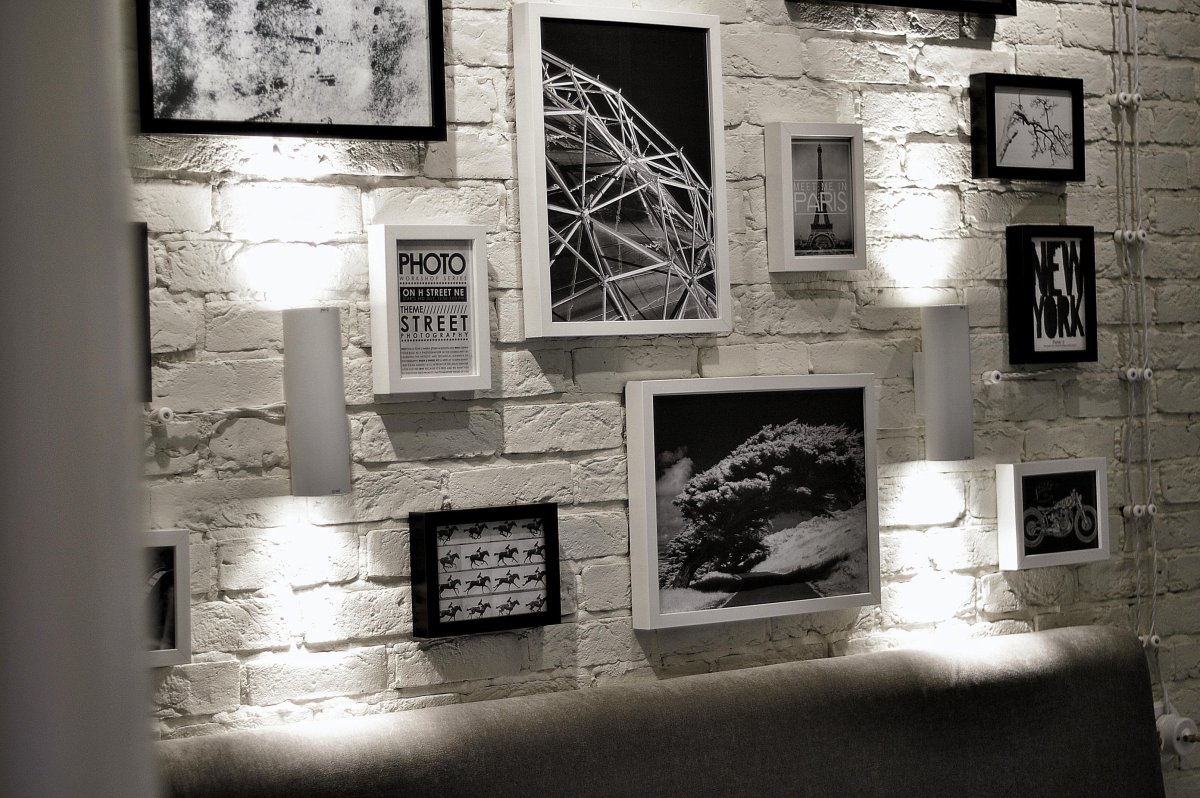 Рамки на стене в интерьере