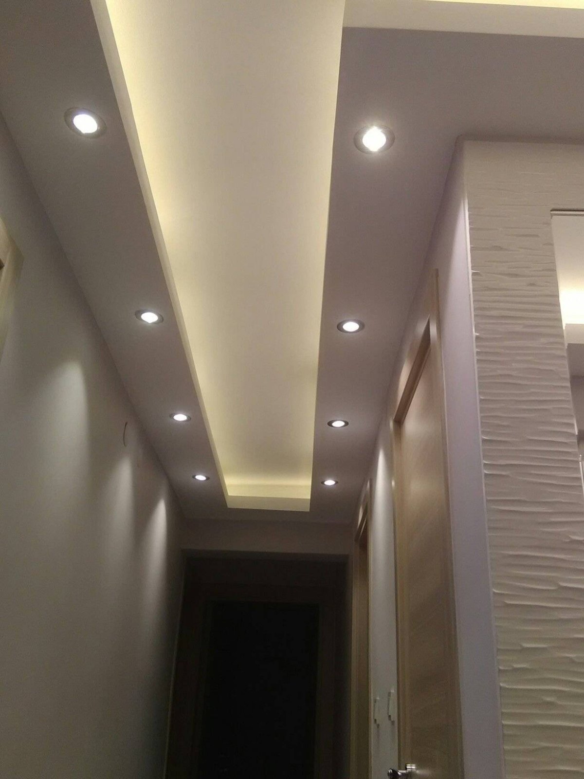 Потолок в коридоре из гипсокартона с подсветкой