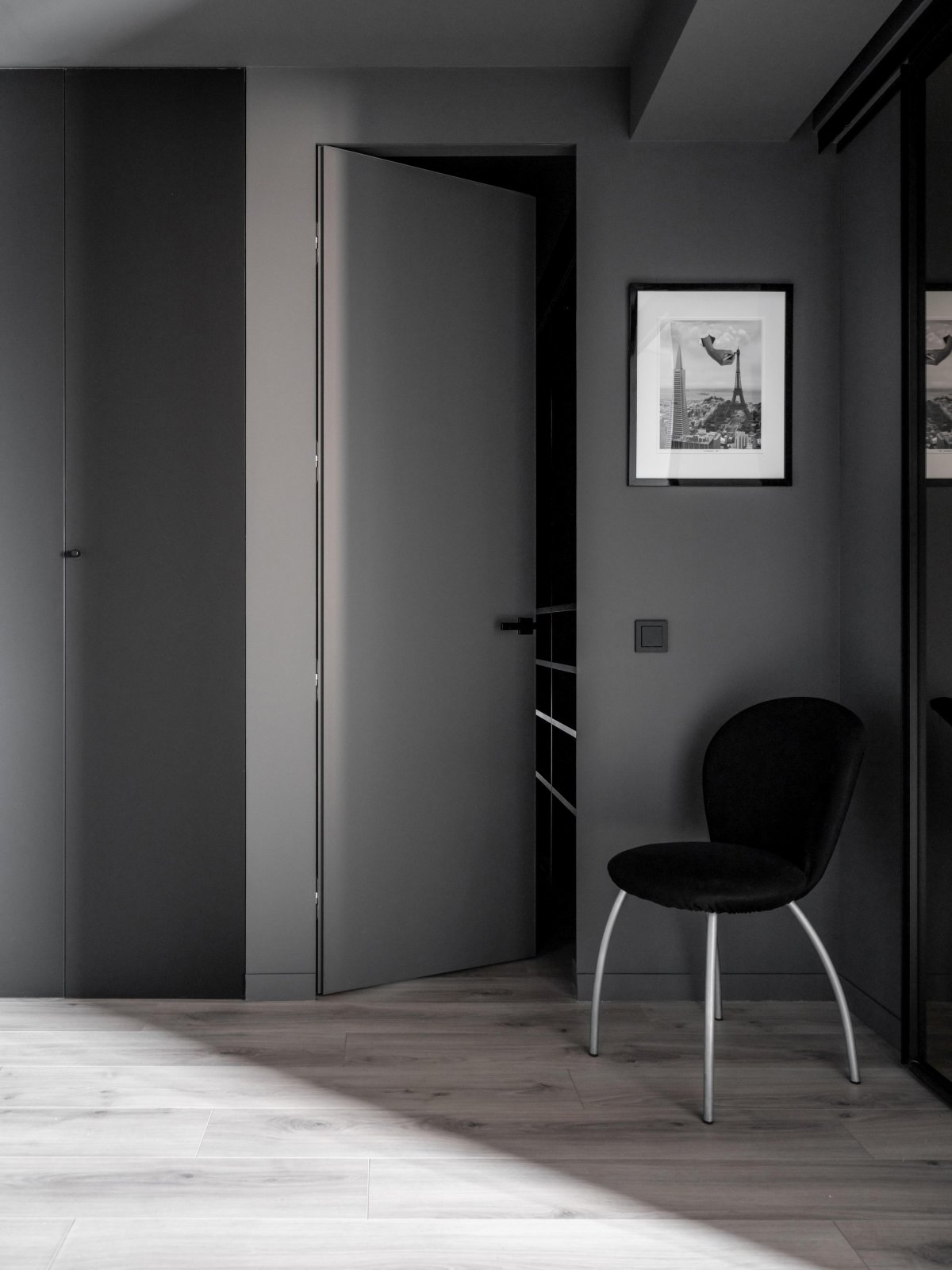 Темно серая прихожая