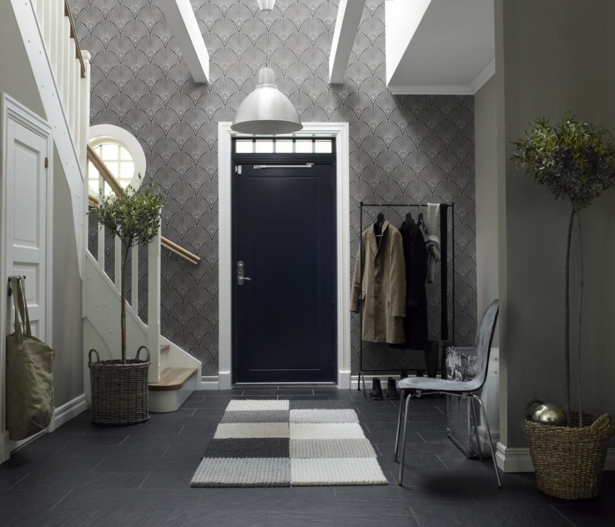 Интерьер прихожей в серых тонах