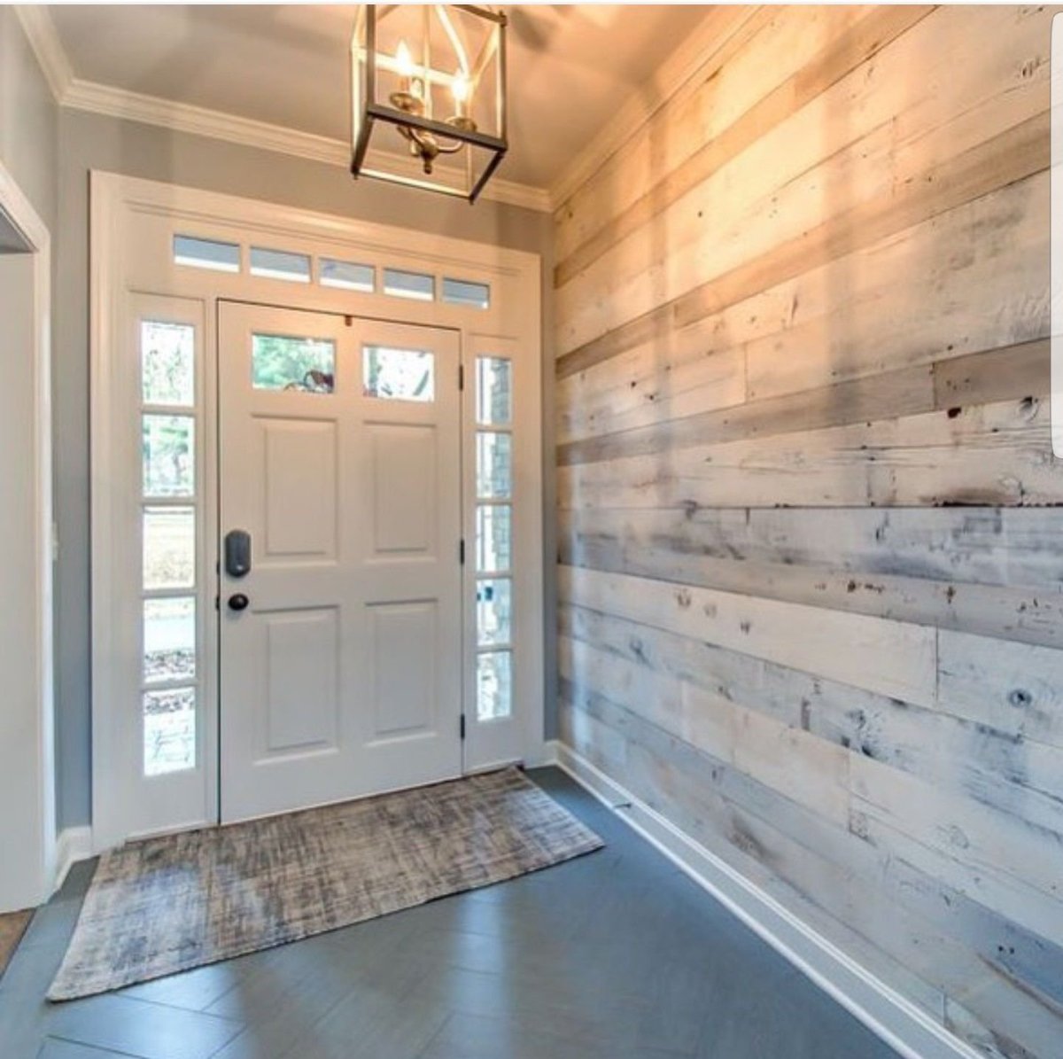 Отделка коридора деревом