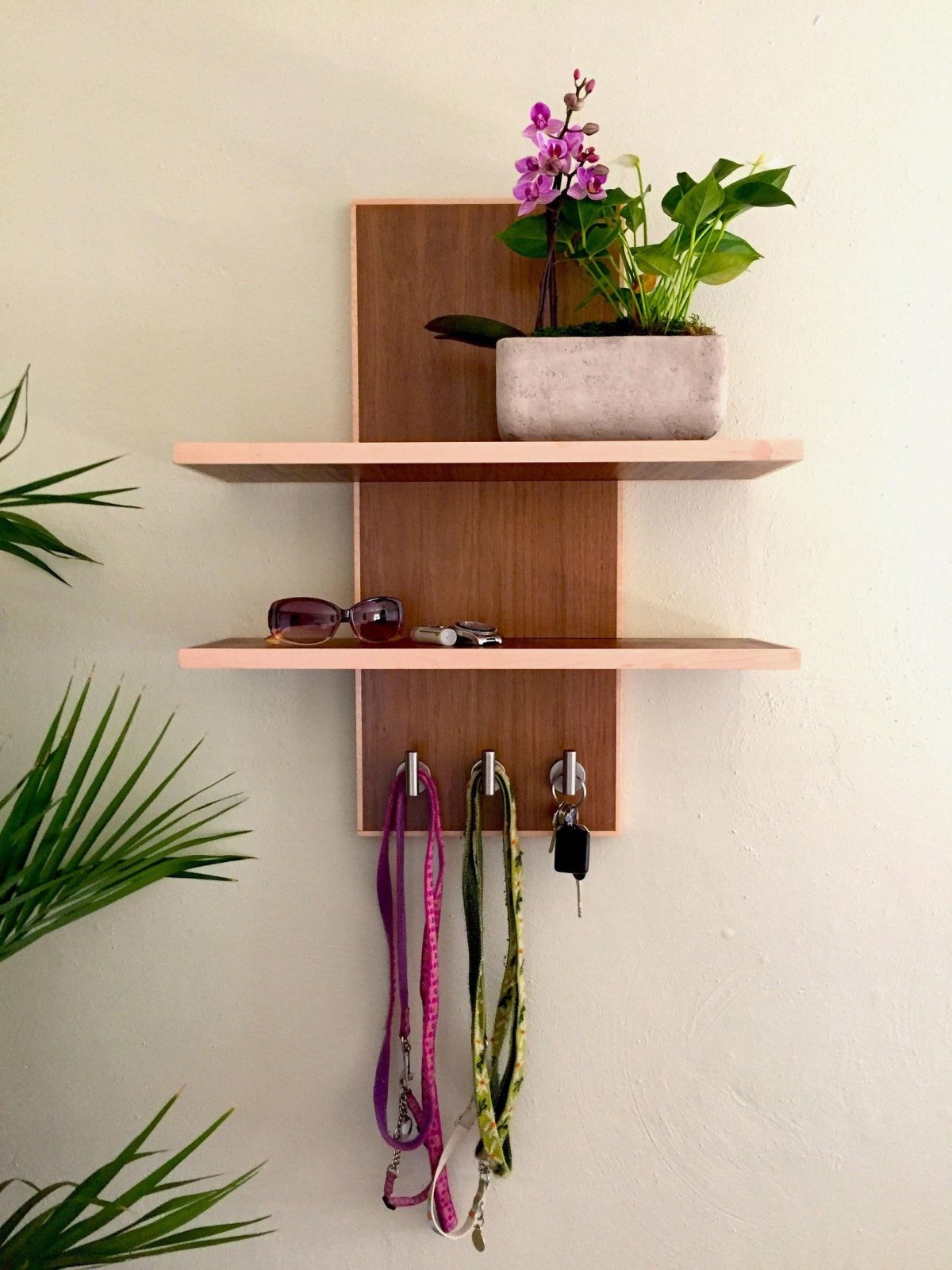 Полочки в прихожую на стену