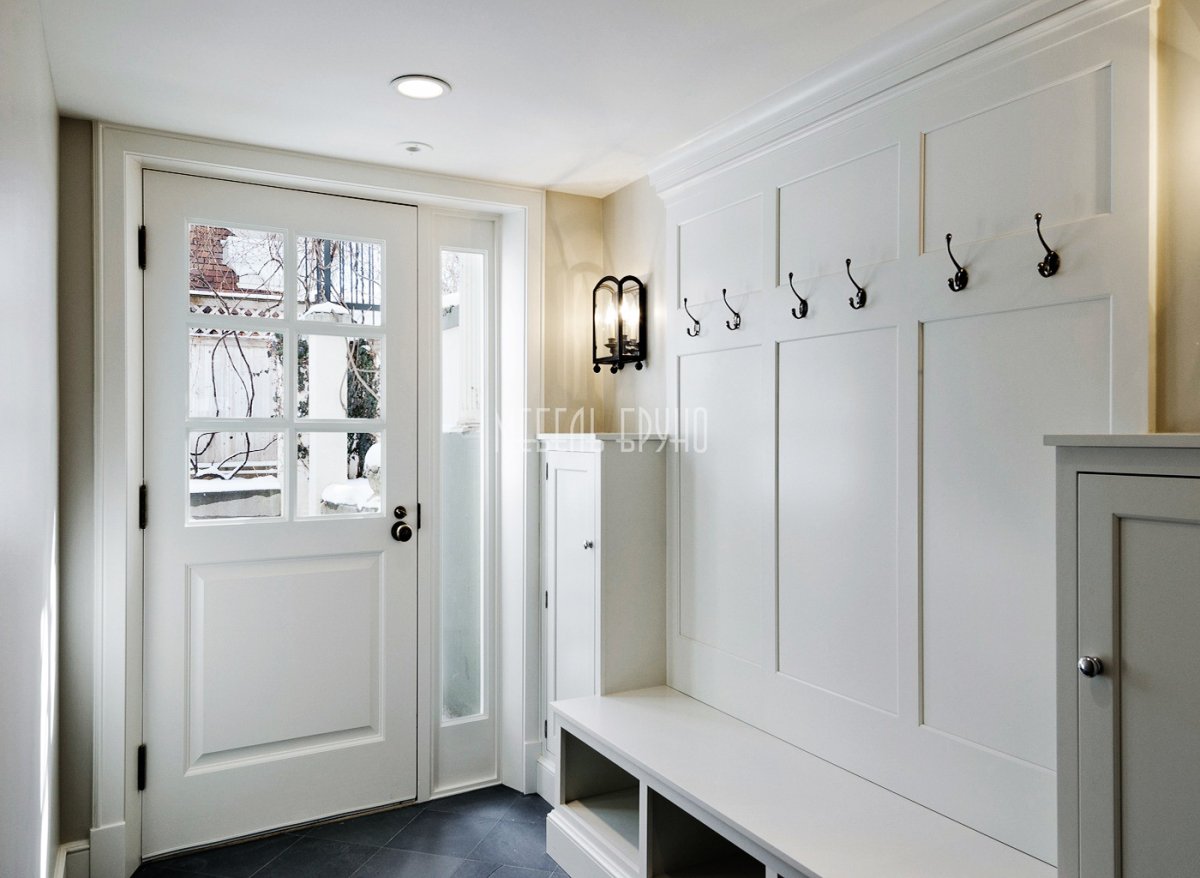 Стильная белая прихожая