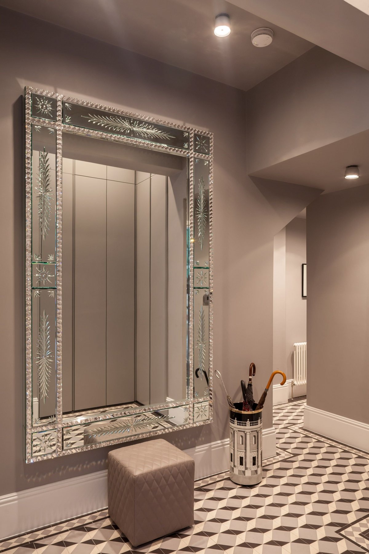 Большие зеркала в прихожую