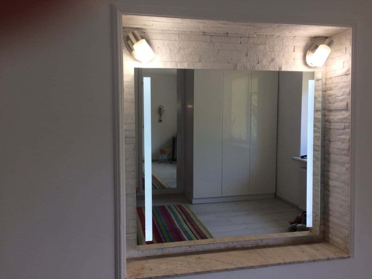 Большое зеркало с подсветкой сзади в коридор высотой 2000 мм