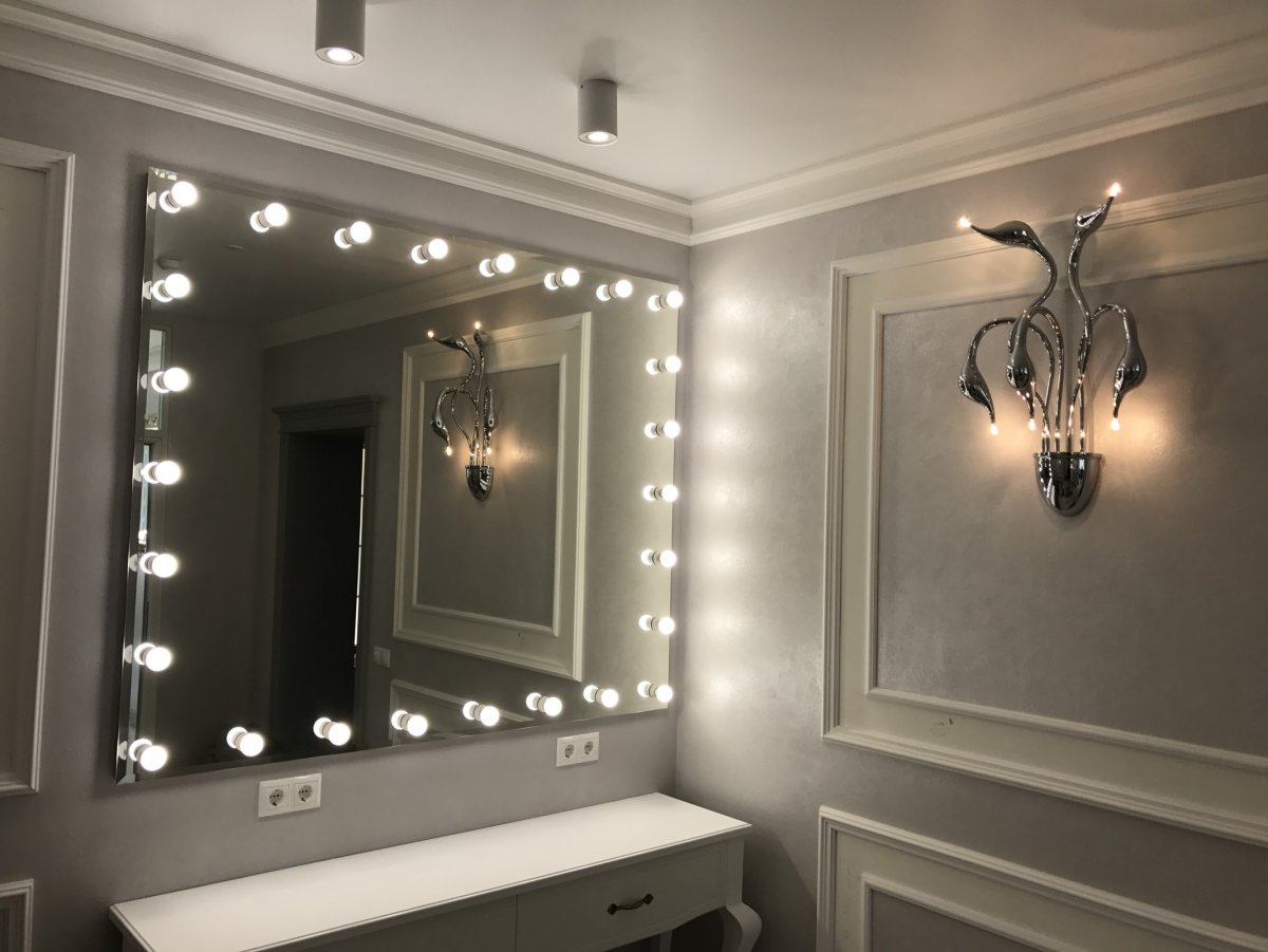 Зеркало с подсветкой в коридор