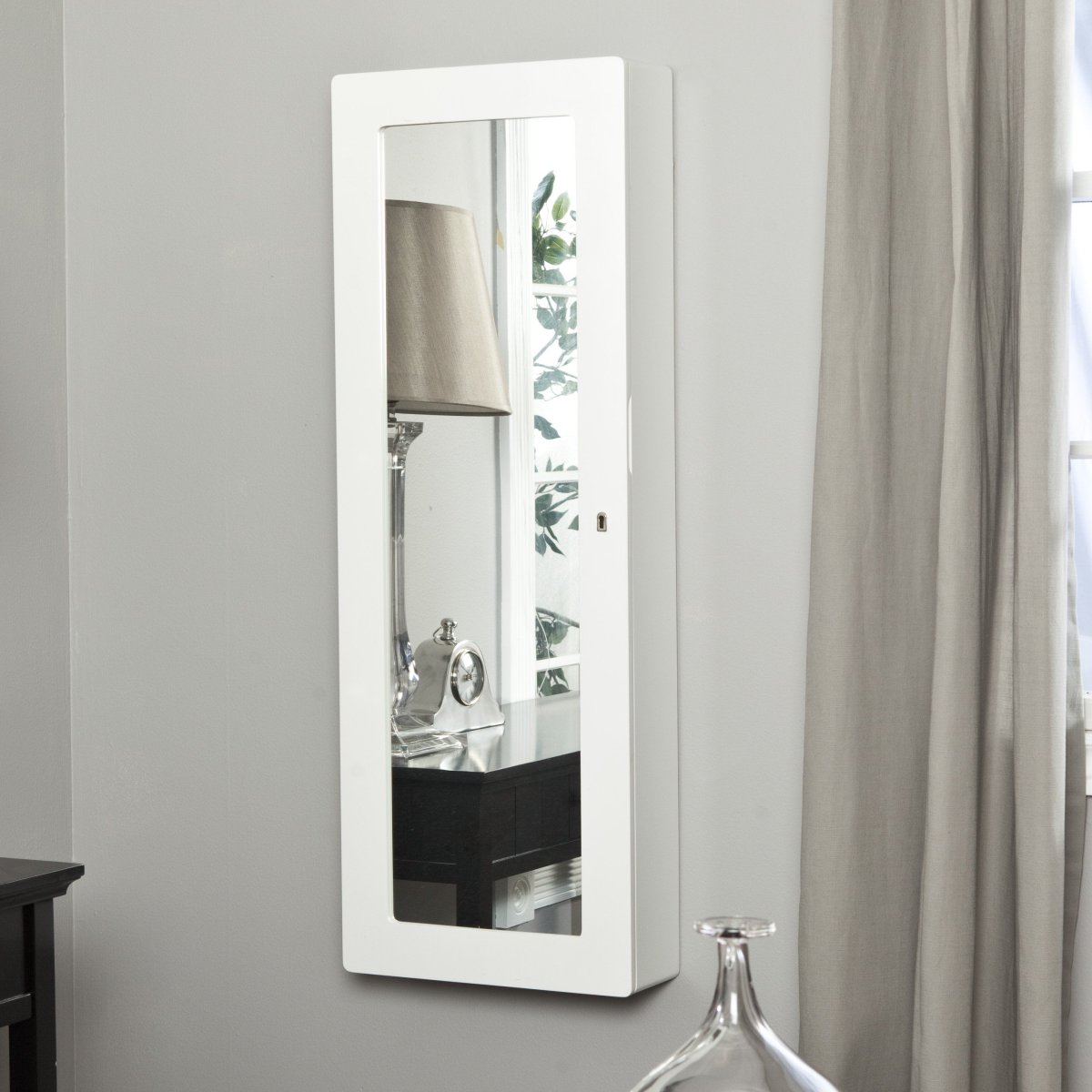 Зеркало открывающееся в прихожую