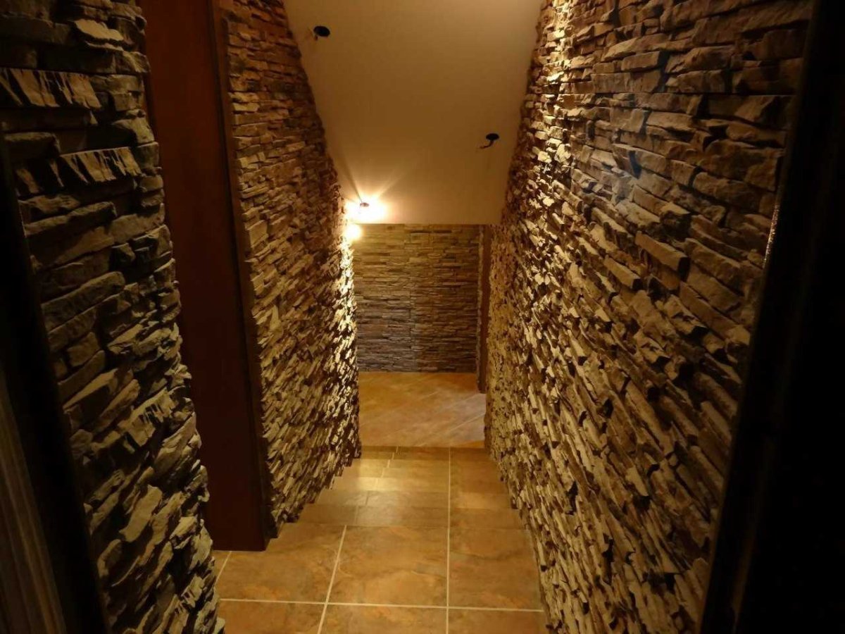 Отделка коридора декоративным камнем