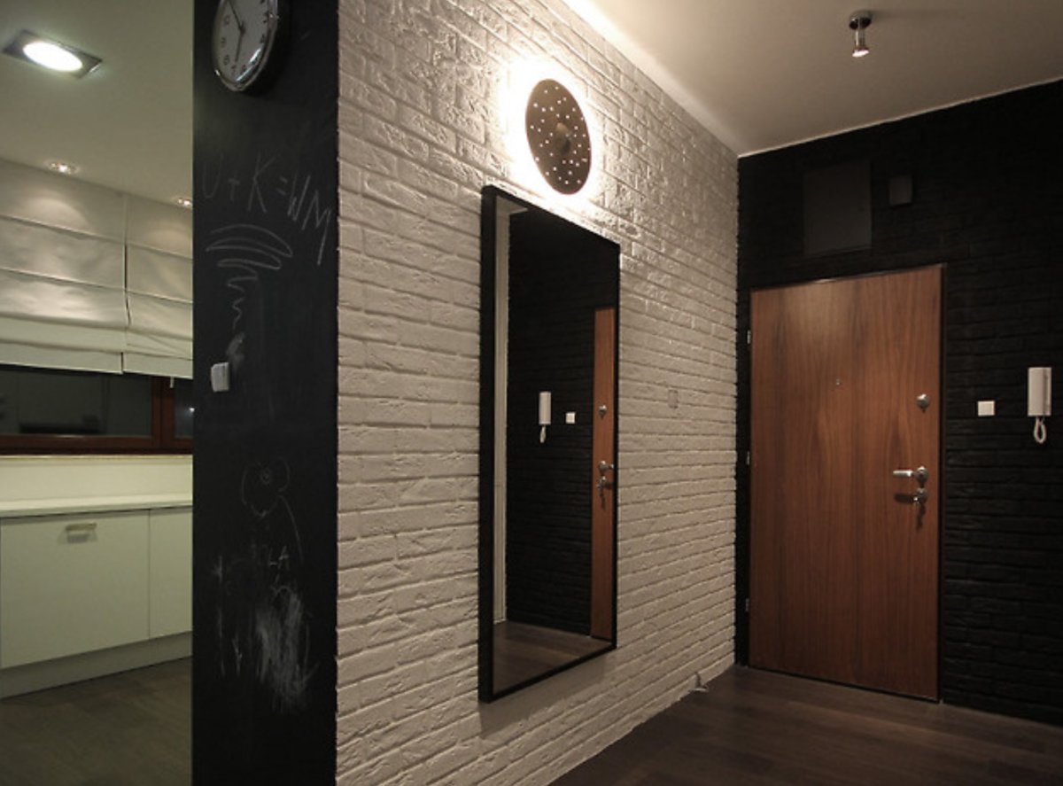 Декоративный кирпич в коридоре