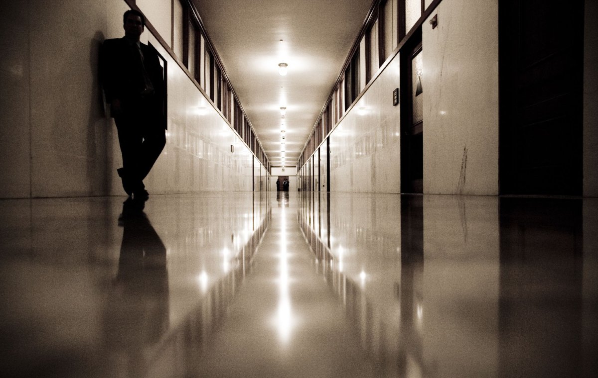 Силуэт в коридоре