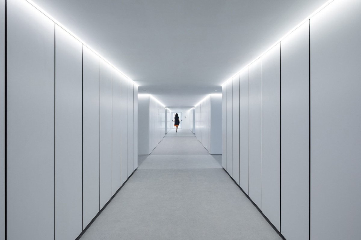 Длинный белый коридор