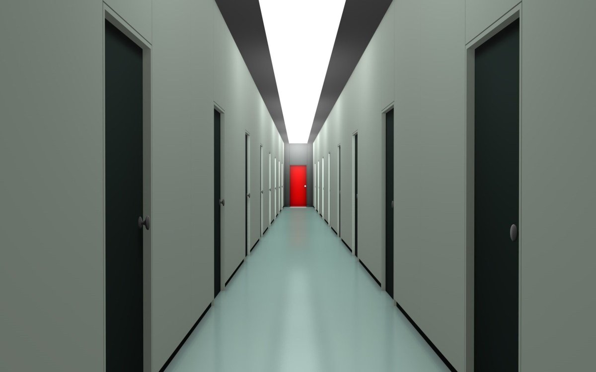Длинный темный коридор с дверьми