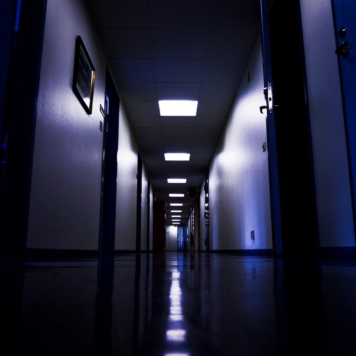 Длинный коридор в темноте