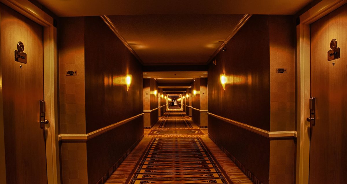 Тёмный коридор в отеле