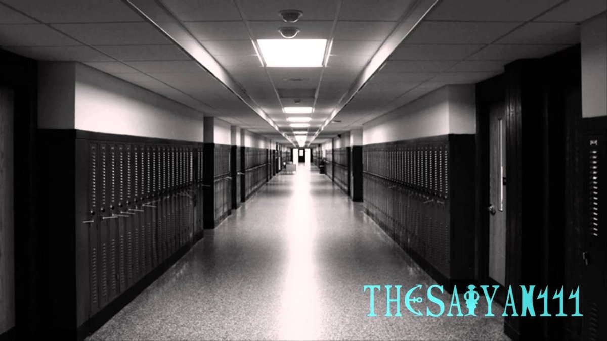 Темный школьный коридор