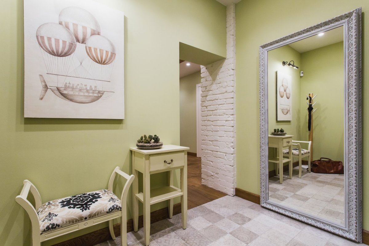 Прихожая в фисташковом цвете